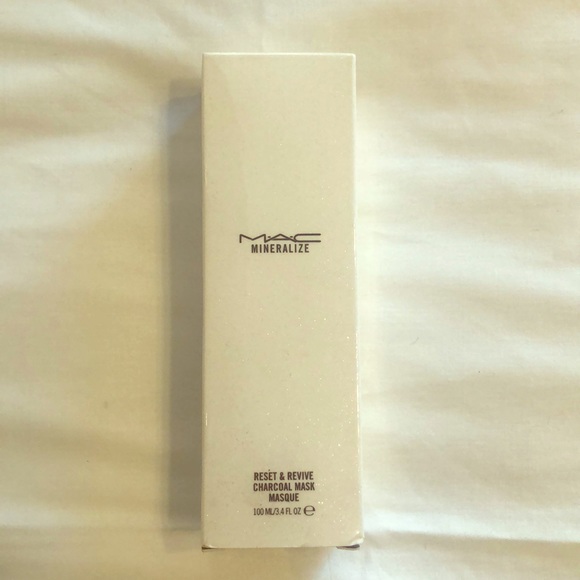 MAC Mineralize Reset and Revive Charcoal Mask - Picture 2 of 3